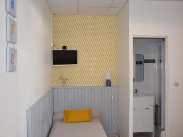 Hotel Chez Benat : photo 4 de la chambre chambre triple avec toilettes communes
