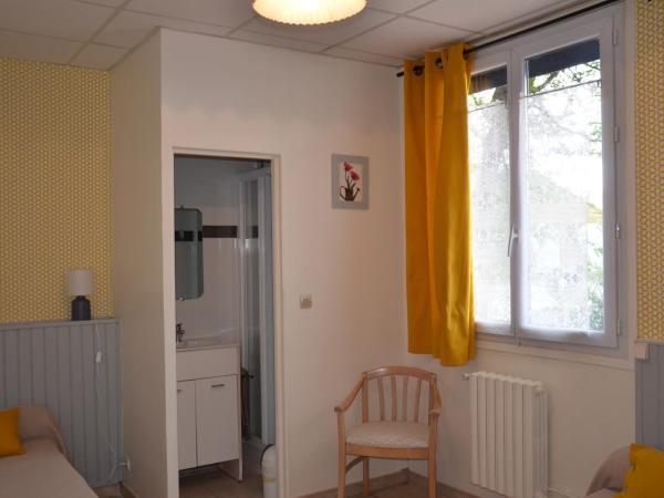 Hotel Chez Benat : photo 1 de la chambre chambre triple avec toilettes communes