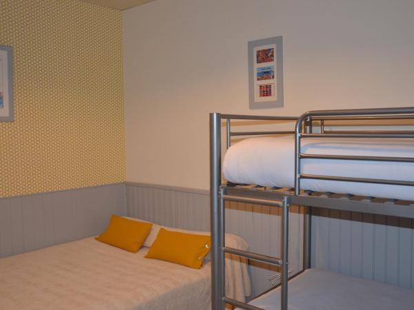 Hotel Chez Benat : photo 2 de la chambre chambre familiale avec toilettes communes