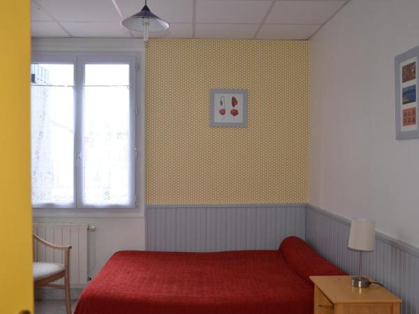 Hotel Chez Benat : photo 7 de la chambre chambre triple avec toilettes communes