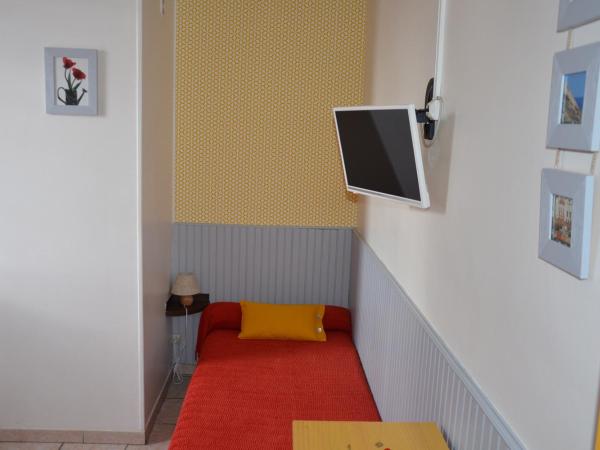 Hotel Chez Benat : photo 5 de la chambre chambre triple avec toilettes communes