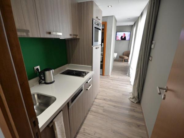 Le 22 Appart'Hotel : photo 1 de la chambre appartement senior avec balcon