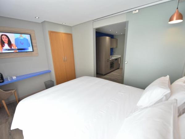 Le 22 Appart'Hotel : photo 3 de la chambre appartement senior avec balcon