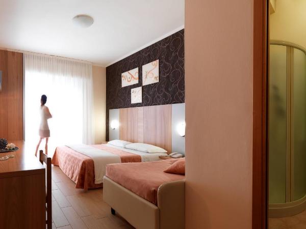 Hotel Ombretta Mare : photo 1 de la chambre chambre triple supérieure
