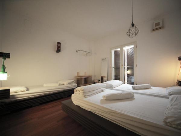 Dopa Hostel : photo 1 de la chambre chambre triple avec salle de bains commune