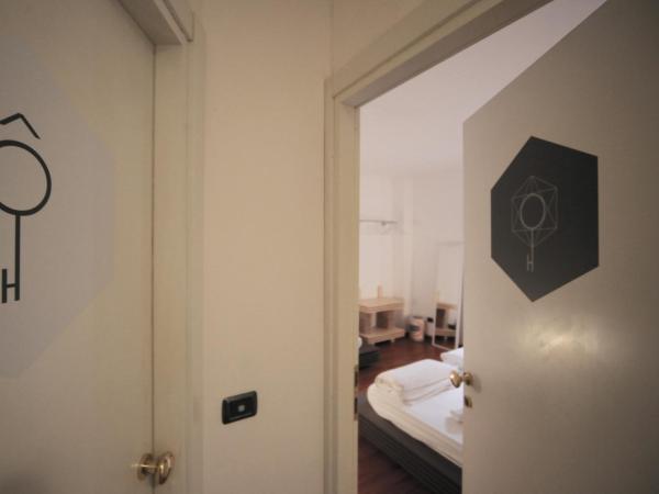 Dopa Hostel : photo 2 de la chambre chambre triple avec salle de bains commune