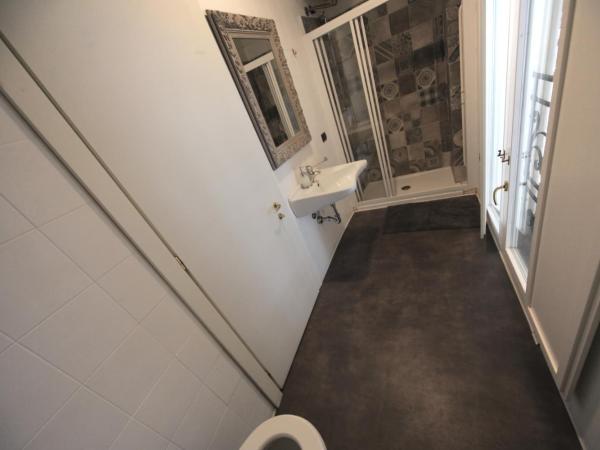 Dopa Hostel : photo 6 de la chambre chambre triple avec salle de bains commune