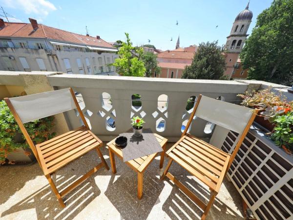Rooms Tisa Old Town : photo 5 de la chambre chambre double ou lits jumeaux avec balcon - vue sur ville