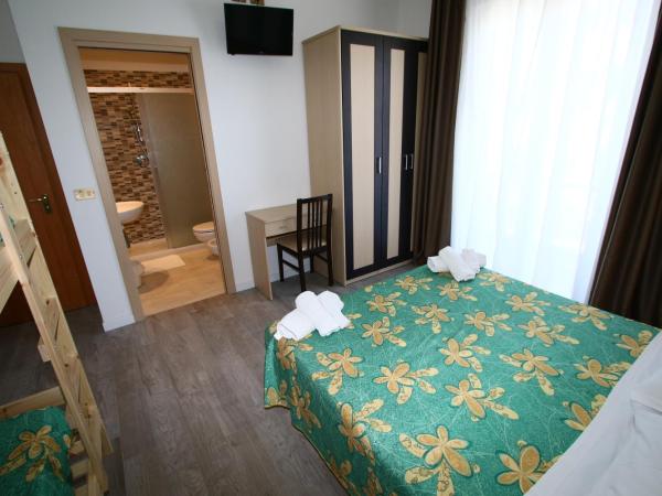 Beach Hotel Clerice : photo 6 de la chambre chambre quadruple avec balcon