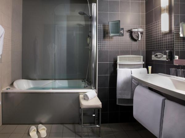 Best Western Plus Richelieu : photo 4 de la chambre suite lit king-size avec baignoire et canapé-lit