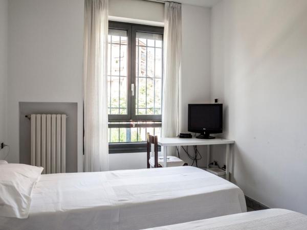 Bed & Breakfast Cesarina : photo 4 de la chambre chambre double ou lits jumeaux avec salle de bains commune