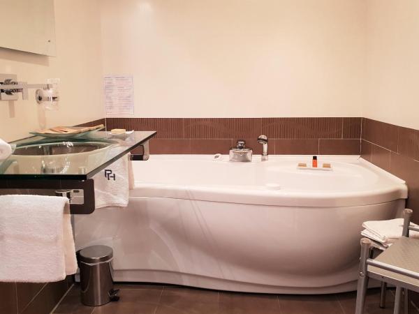 Private Hôtel - Adult Only : photo 4 de la chambre chambre double confort avec baignoire spa et vue sur jardin
