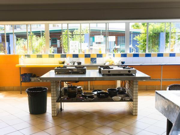 Caravella Backpackers : photo 2 de la chambre chambre triple avec salle de bains commune