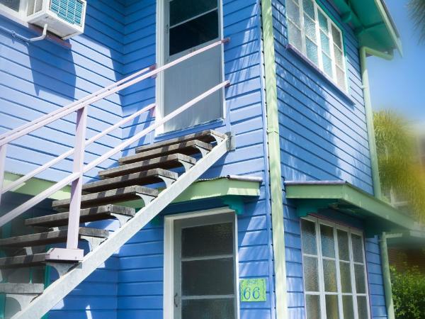 Caravella Backpackers : photo 1 de la chambre chambre triple avec salle de bains privative