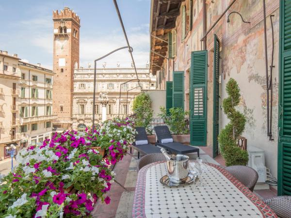 Corte Realdi Suites Piazza Erbe : photo 10 de la chambre appartement supérieur avec terrasse - vue sur ville
