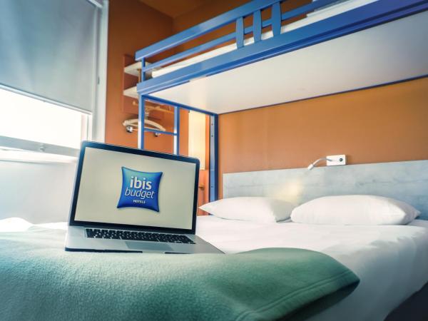 ibis Budget Colmar Centre Gare : photo 4 de la chambre chambre triple avec 1 lit double et 1 lit superposé