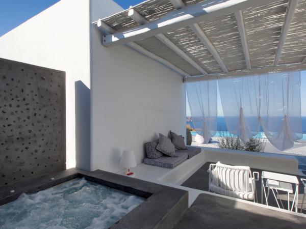 Erosantorini Estate : photo 5 de la chambre suite en duplex avec jacuzzi extérieur - vue sur caldera