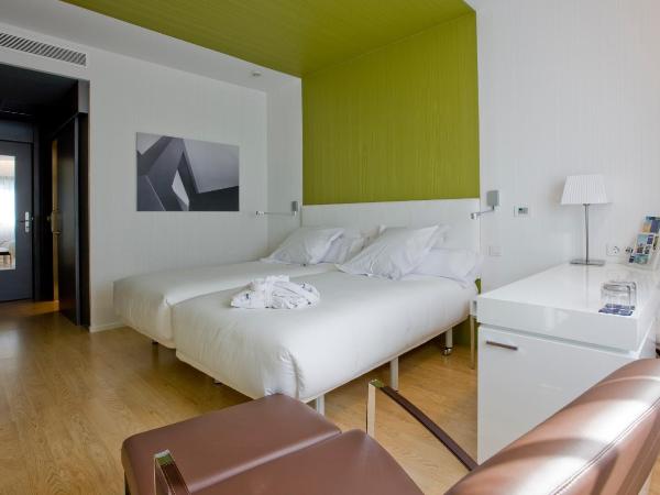 Occidental Castellana Norte : photo 3 de la chambre chambre double ou lits jumeaux avec lit d'appoint (2 adultes + 1 enfant)