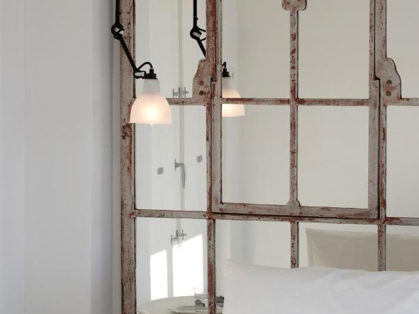 Erosantorini Estate : photo 4 de la chambre suite familiale avec 2 chambres et piscine extérieure chauffée - vue sur caldera