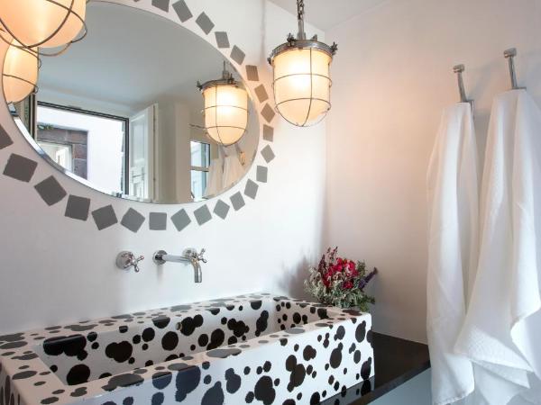 Erosantorini Estate : photo 7 de la chambre suite familiale avec 2 chambres et piscine extérieure chauffée - vue sur caldera