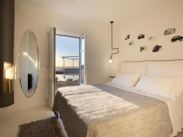 Erosantorini Estate : photo 8 de la chambre suite familiale avec 2 chambres et piscine extérieure chauffée - vue sur caldera