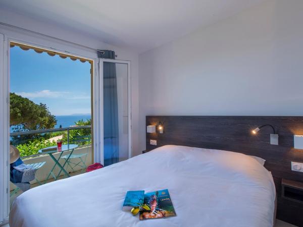 Hôtel-Club du Domaine d'Aiguebelle, USSIM Vacances : photo 1 de la chambre chambre double deluxe - vue latérale sur mer