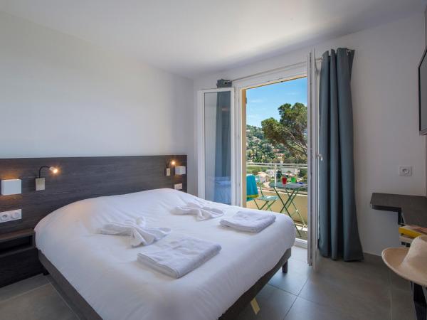 Hôtel-Club du Domaine d'Aiguebelle, USSIM Vacances : photo 1 de la chambre chambre double avec balcon