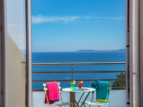 Hôtel-Club du Domaine d'Aiguebelle, USSIM Vacances : photo 1 de la chambre chambre double deluxe avec balcon - vue sur mer