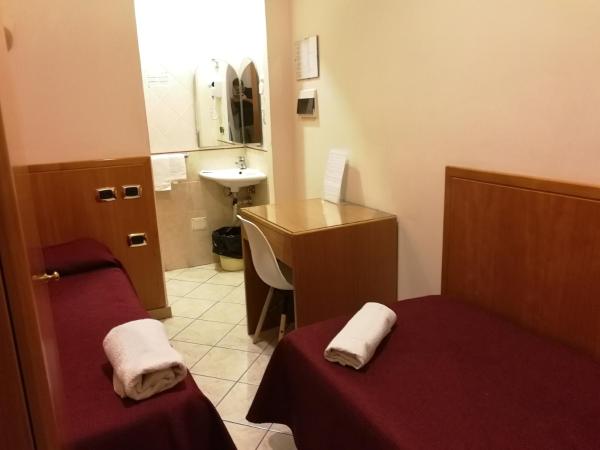Hotel Zara Napoli : photo 3 de la chambre chambre lits jumeaux avec salle de bains commune