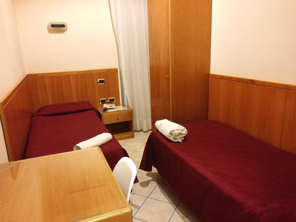 Hotel Zara Napoli : photo 4 de la chambre chambre lits jumeaux avec salle de bains commune