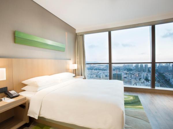 Hyatt Place Sanya City Center : photo 6 de la chambre chambre lit king-size avec canapé-lit et vue sur la piscine 
