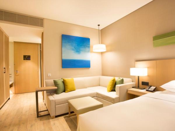 Hyatt Place Sanya City Center : photo 4 de la chambre chambre lits jumeaux avec canapé-lit
