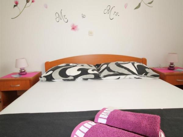 Private Accommodation Carevic : photo 1 de la chambre chambre double avec salle de bains privative