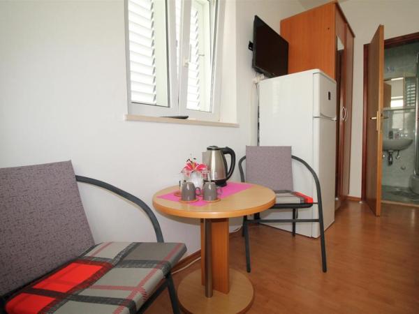 Private Accommodation Carevic : photo 2 de la chambre chambre double avec salle de bains privative