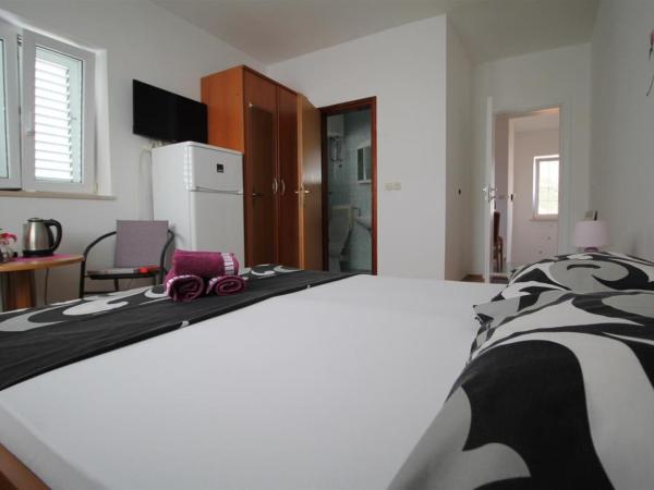 Private Accommodation Carevic : photo 6 de la chambre chambre double avec salle de bains privative