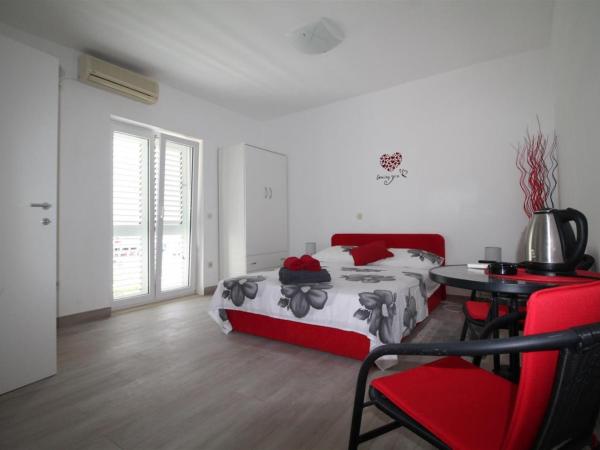 Private Accommodation Carevic : photo 2 de la chambre studio avec balcon