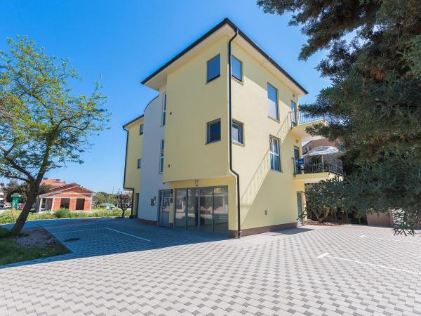 Guesthouse Bencun Medulin : photo 9 de la chambre chambre lit king-size avec balcon