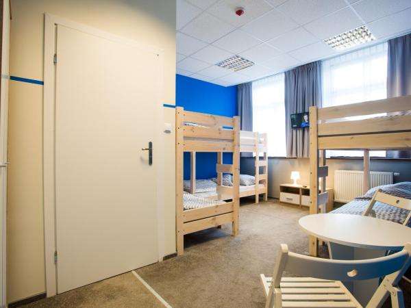 Moon Hostel Poznań : photo 10 de la chambre chambre quintuple avec salle de bains