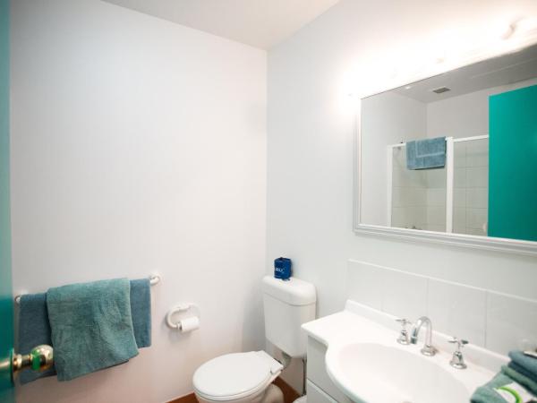 YHA Hobart Central : photo 1 de la chambre chambre double ou lits jumeaux avec salle de bains privative