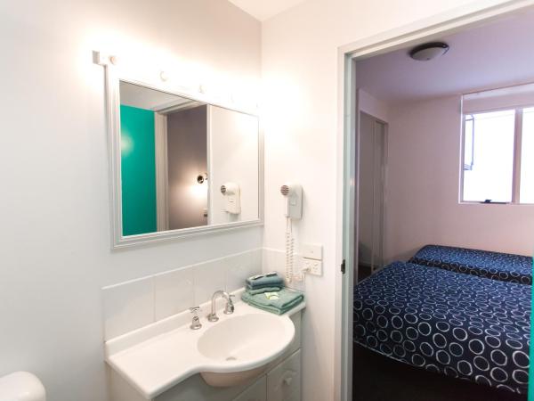 YHA Hobart Central : photo 2 de la chambre chambre double ou lits jumeaux avec salle de bains privative