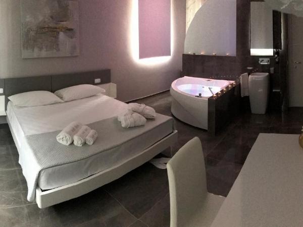 Kalì B&B : photo 4 de la chambre chambre lit king-size avec baignoire spa