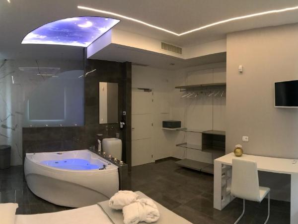 Kalì B&B : photo 3 de la chambre chambre lit king-size avec baignoire spa