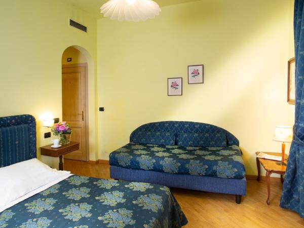 Hotel Ristorante Piccolo Chianti : photo 5 de la chambre chambre triple - vue sur rue