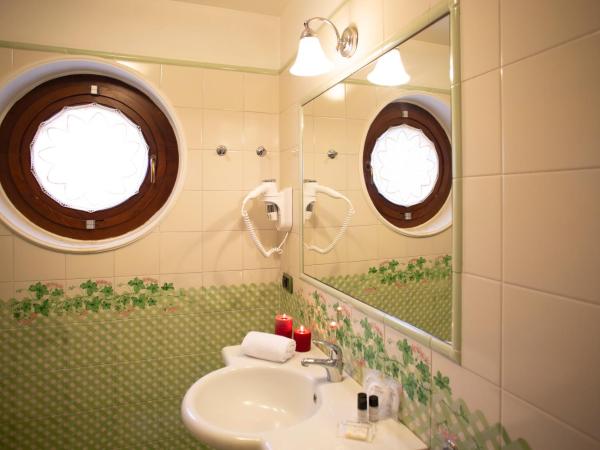 Hotel Ristorante Piccolo Chianti : photo 5 de la chambre chambre double ou lits jumeaux - silencieuse