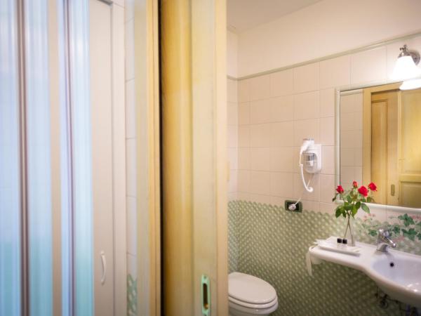 Hotel Ristorante Piccolo Chianti : photo 1 de la chambre chambre double ou lits jumeaux standard - vue sur la rue