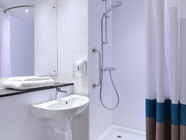 Travelodge Plus Galway : photo 1 de la chambre chambre familiale