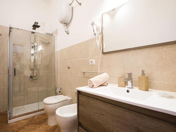 Suite Cagliaritane Notti in centro : photo 2 de la chambre chambre supérieure lit queen-size