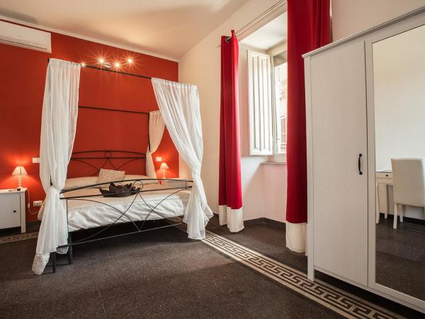 Suite Cagliaritane Notti in centro : photo 4 de la chambre chambre supérieure lit queen-size