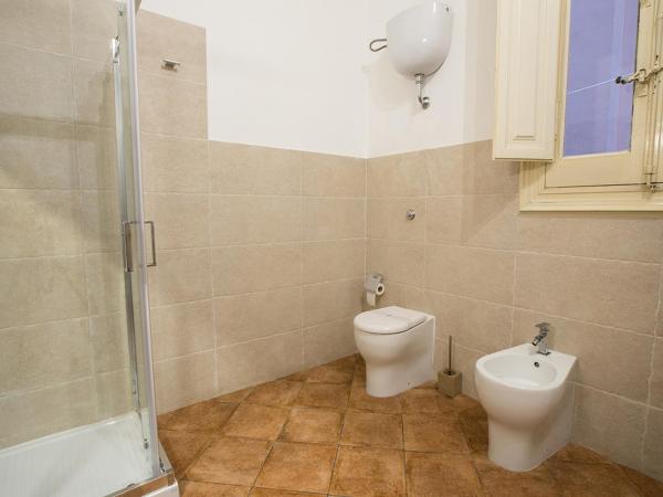 Suite Cagliaritane Notti in centro : photo 7 de la chambre chambre triple - vue sur ville