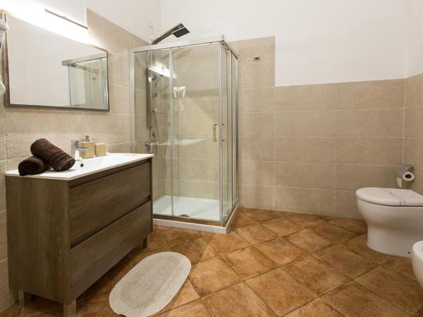 Suite Cagliaritane Notti in centro : photo 2 de la chambre chambre triple - vue sur ville